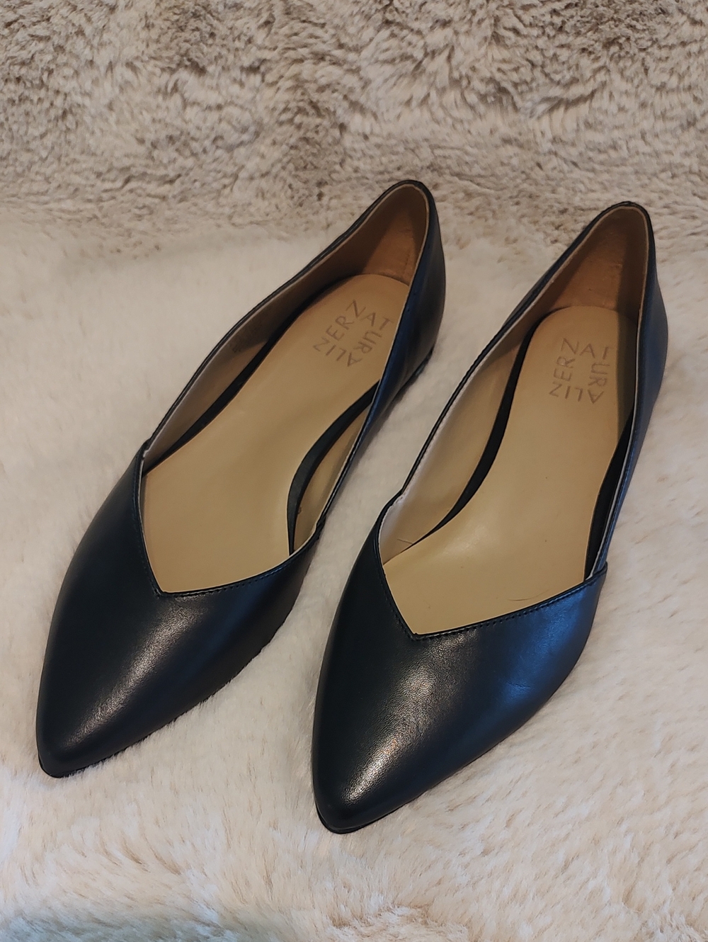 New Naturalizer Black Pointed-Toe Leather Flats